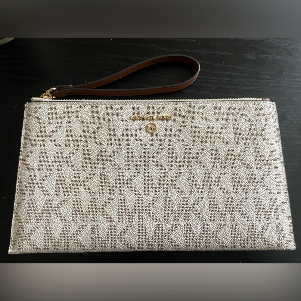 MICHAEL KORS. Large wristlet